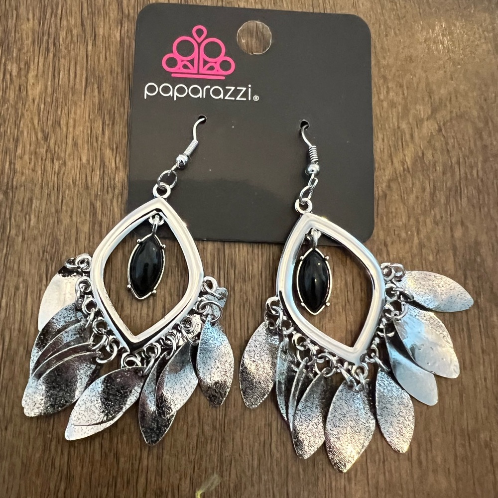 🇺🇸$3🇺🇸 Paparazzi Silver Tone and Black Leaf Fringe Earrings NWT